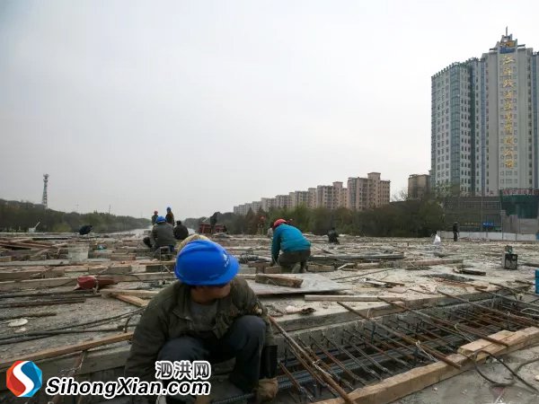泗洪县山河路改造开始铺设沥青