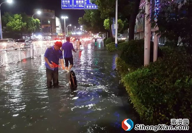 暴雨袭城,泗洪干群众志成城用行动护家园!
