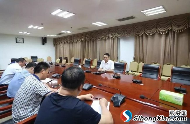 凌晨一点,李爱华县长再次召集相关单位部署防汛抗灾工作。
