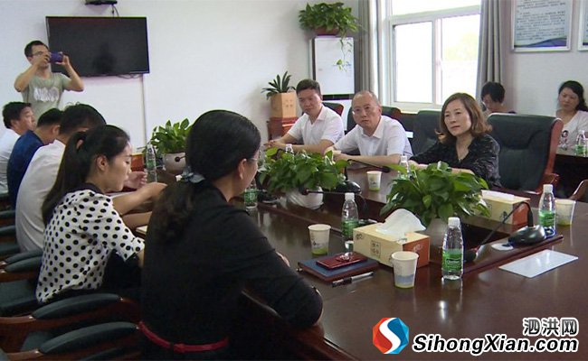 南京爱心企业为泗洪曹庙中小学捐赠1800套桌椅