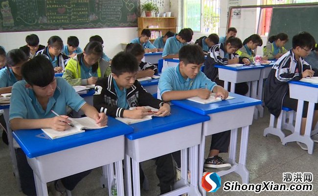 南京爱心企业为泗洪曹庙中小学捐赠1800套桌椅