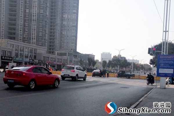 青阳路已经封路,请过往车辆绕行!