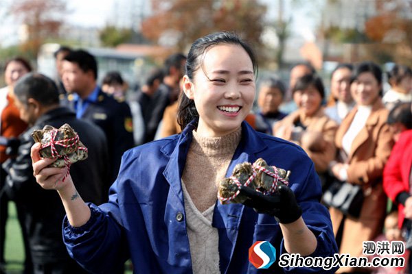 泗洪举办“捆蟹达人”大赛 最快8秒制服螃蟹