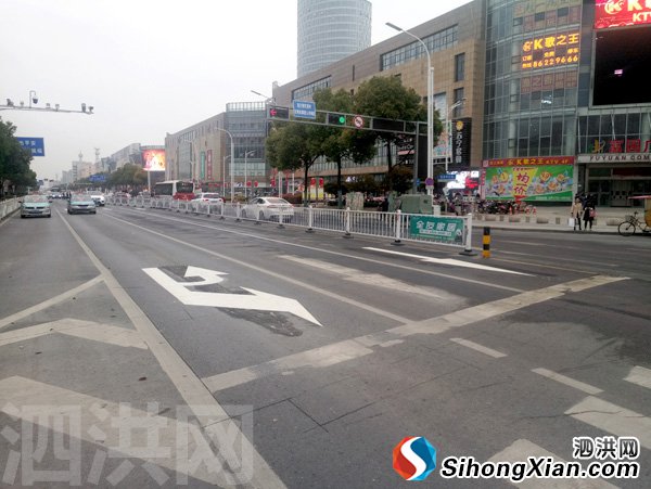 泗州大街左转车道右移完成 很多车辆走错车道