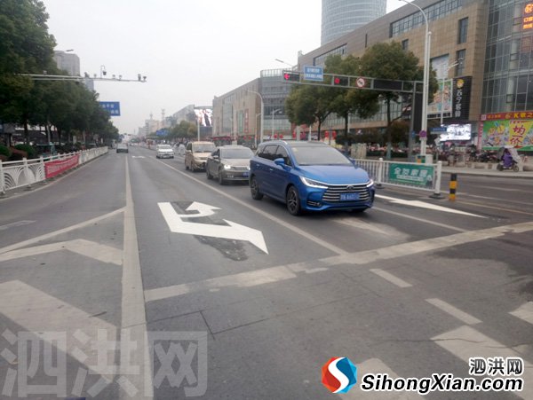 泗州大街左转车道右移完成 很多车辆走错车道