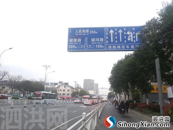 泗州大街左转车道右移完成 很多车辆走错车道