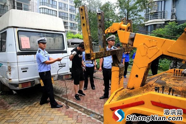 泗洪城区全面清理“僵尸车”还清朗公共空间